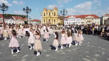 TIMISOARA, ROMANIA - 19 Nisan 2019: Union Square, TIMFLORALIS Uluslararası Çiçek Festivali 'nde bir grup genç bale yapıyor