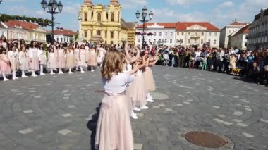 TIMISOARA, ROMANIA - 19 Nisan 2019: Union Square, TIMFLORALIS Uluslararası Çiçek Festivali 'nde bir grup genç bale yapıyor