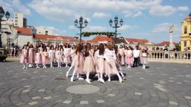 TIMISOARA, ROMANIA - 19 Nisan 2019: Union Square, TIMFLORALIS Uluslararası Çiçek Festivali 'nde bir grup genç bale yapıyor
