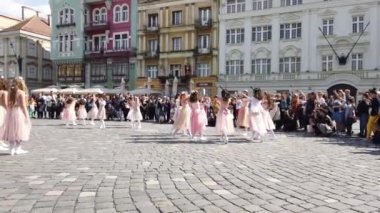 TIMISOARA, ROMANIA - 19 Nisan 2019: Union Square, TIMFLORALIS Uluslararası Çiçek Festivali 'nde bir grup genç bale yapıyor