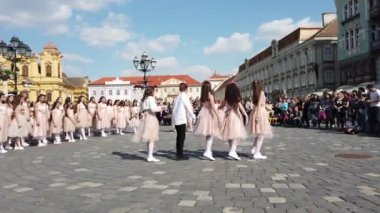 TIMISOARA, ROMANIA - 19 Nisan 2019: Union Square, TIMFLORALIS Uluslararası Çiçek Festivali 'nde bir grup genç bale yapıyor