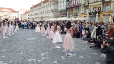 TIMISOARA, ROMANIA - 19 Nisan 2019: Union Square, TIMFLORALIS Uluslararası Çiçek Festivali 'nde bir grup genç bale yapıyor