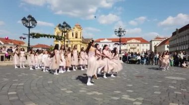 TIMISOARA, ROMANIA - 19 Nisan 2019: Union Square, TIMFLORALIS Uluslararası Çiçek Festivali 'nde bir grup genç bale yapıyor