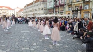 TIMISOARA, ROMANIA - 19 Nisan 2019: Union Square, TIMFLORALIS Uluslararası Çiçek Festivali 'nde bir grup genç bale yapıyor