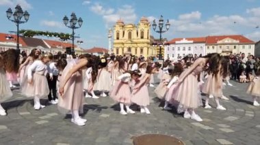 TIMISOARA, ROMANIA - 19 Nisan 2019: Union Square, TIMFLORALIS Uluslararası Çiçek Festivali 'nde bir grup genç bale yapıyor