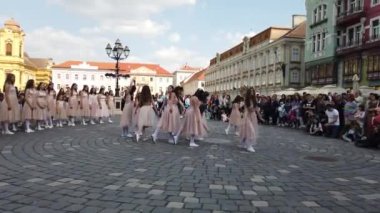 TIMISOARA, ROMANIA - 19 Nisan 2019: Union Square, TIMFLORALIS Uluslararası Çiçek Festivali 'nde bir grup genç bale yapıyor