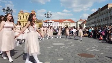 TIMISOARA, ROMANIA - 19 Nisan 2019: Union Square, TIMFLORALIS Uluslararası Çiçek Festivali 'nde bir grup genç bale yapıyor