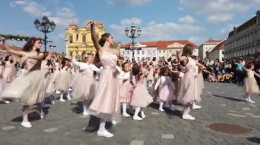 TIMISOARA, ROMANIA - 19 Nisan 2019: Union Square, TIMFLORALIS Uluslararası Çiçek Festivali 'nde bir grup genç bale yapıyor