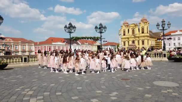Timisoara Rumänien April 2019 Union Square Grupp Små Barn Dansar — Stockvideo