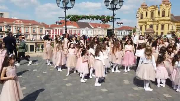 蒂米萨拉 罗马尼亚 2019年4月19日 联合广场 一群年幼的孩子在Timfloralis国际花展上表演芭蕾舞 — 图库视频影像