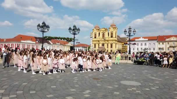 Timisoara Romania Abril 2019 Union Square Grupo Niños Pequeños Está — Vídeo de stock