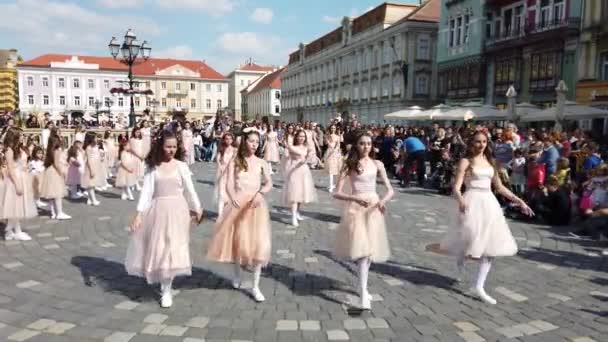 Timisoara Romania Квітня 2019 Юніон Сквер Група Маленьких Дітей Виконують — стокове відео