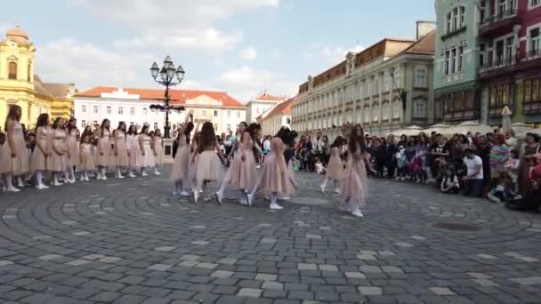 Timisoara Rumänien April 2019 Union Square Grupp Små Barn Dansar — Stockvideo