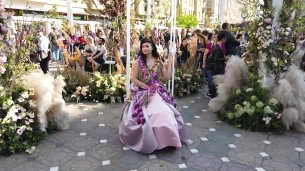 Timisoara Romania 2019年4月19日 胜利广场 Timfloralis国际花卉节 节日的女王穿着花衣在街上走着 — 图库视频影像
