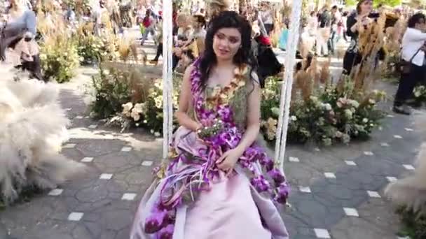 Timisoara Romania 2019年4月19日 胜利广场 Timfloralis国际花卉节 节日的女王穿着花衣在街上走着 — 图库视频影像