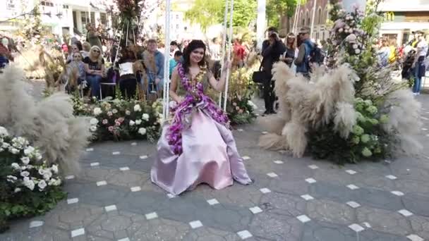 Timisoara Romania 2019年4月19日 胜利广场 Timfloralis国际花卉节 节日的女王穿着花衣在街上走着 — 图库视频影像