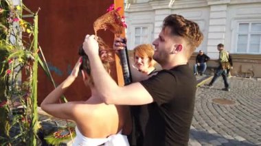 TIMISOARA, ROMANIA - 19 Nisan 2019: TIMFLORALIS Uluslararası Çiçek Festivali. Sokakta mitolojik karakterler gibi giyinmiş mankenler dolaşıyor.