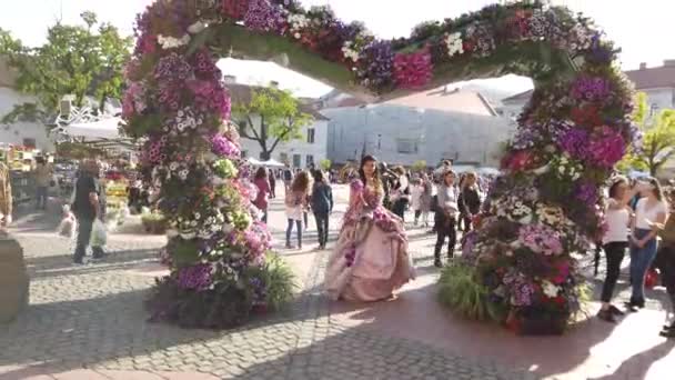 Timisoara Romania 2019年4月19日 Victory Square Timflalis国際フラワーフェスティバル 花のドレスを着た祭りの女王が通りを歩いている — ストック動画