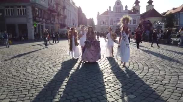 Timisoara Roemenië April 2019 Internationaal Bloemenfestival Timfloralis Modellen Lopen Straat — Stockvideo