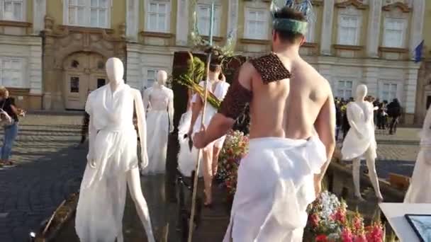Timisoara Romania 2019年4月19日 Timisoaris国際フラワーフェスティバル モデルたちは神話の登場人物の格好をした通りを歩いている — ストック動画