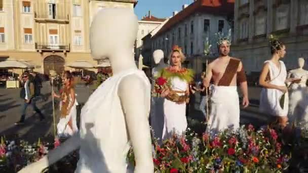 Timisoara Romania April 2019 Timfloralis International Flower Festival 模特们穿着神话人物的衣服在街上走着 — 图库视频影像