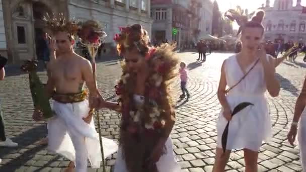 Timisoara Romania April 2019 Timfloralis International Flower Festival 模特们穿着神话人物的衣服在街上走着 — 图库视频影像