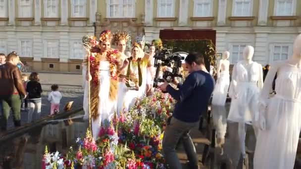 Timisoara Romania April 2019 Timfloralis International Flower Festival 模特们穿着神话人物的衣服在街上走着 — 图库视频影像