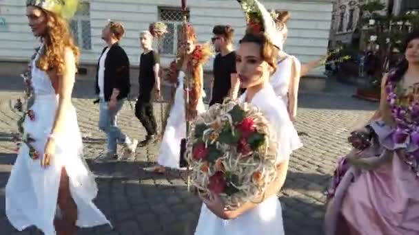 Timisoara Romania April 2019 Timfloralis International Flower Festival 模特们穿着神话人物的衣服在街上走着 — 图库视频影像
