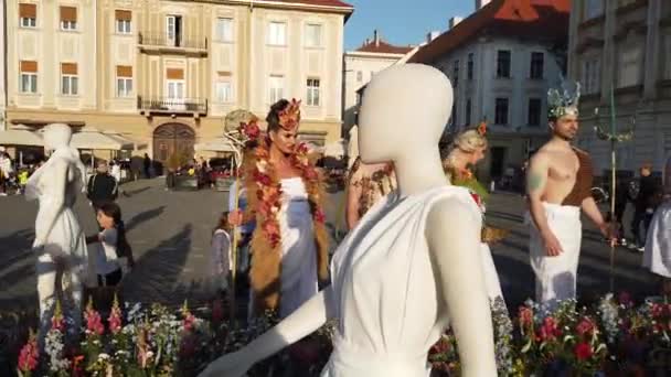 Timisoara Romania 2019年4月19日 Timisoaris国際フラワーフェスティバル モデルたちは神話の登場人物の格好をした通りを歩いている — ストック動画