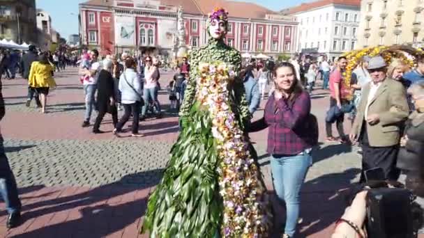 Timisoara Romania 2019年4月20日 Timisoaris国際フラワーフェスティバル 人々や観光客が花の装飾を楽しんでいます 花姿の生きた像としての女性像 — ストック動画