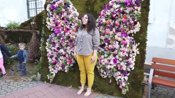 Timisoara Romania 2019年4月20日 Timfloralis国际花卉节 人们和游客都在欣赏市中心的花卉装饰 — 图库视频影像