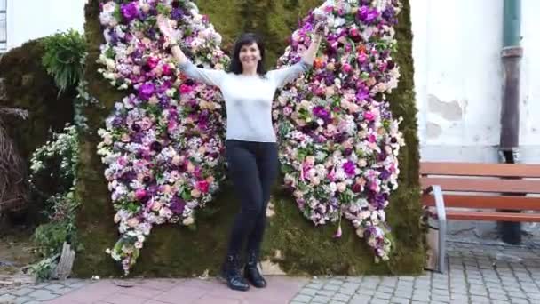 Timisoara Romania 2019年4月20日 Timisoaris国際フラワーフェスティバル 市内中心部では人々や観光客が花の装飾を楽しんでいます — ストック動画