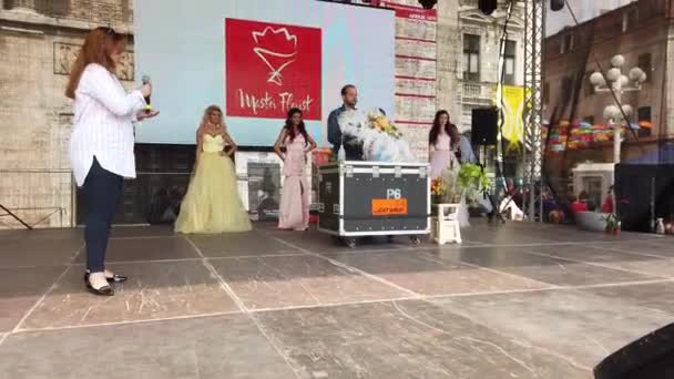 Timisoara Romania 2019年4月21日 Timflalis国際フラワーフェスティバル ステージ上で花の手配を示すオランダの花屋 — ストック動画