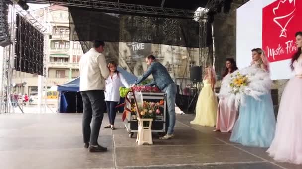 Timisoara Romania 2019年4月21日 Timflalis国際フラワーフェスティバル ステージ上で花の手配を示すオランダの花屋 — ストック動画