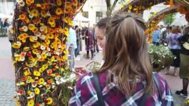 TIMISOARA, ROMANIA - 19 Nisan 2019: TIMFLORALIS Uluslararası Çiçek Festivali. İnsanlar ve turistler şehir merkezindeki çiçek süslerinin keyfini çıkarıyorlar.