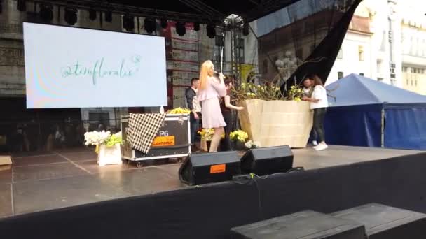 Timisoara Roménia Abril 2019 Timfloralis Festival Internacional Flores Apresentador Mulher — Vídeo de Stock