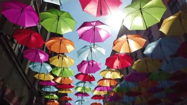 晴れた日に通りに吊るされた多色の傘 — ストック動画