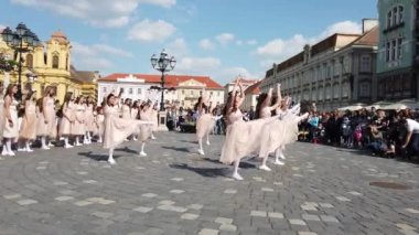 TIMISOARA, ROMANIA - 19 Nisan 2019: Union Square, TIMFLORALIS Uluslararası Çiçek Festivali 'nde bir grup genç bale yapıyor