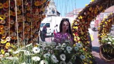 TIMISOARA, ROMANIA - 19 Nisan 2019: TIMFLORALIS Uluslararası Çiçek Festivali. İnsanlar ve turistler şehir merkezindeki çiçek süslerinin keyfini çıkarıyorlar.