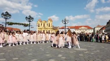TIMISOARA, ROMANIA - 19 Nisan 2019: Union Square, TIMFLORALIS Uluslararası Çiçek Festivali 'nde bir grup genç bale yapıyor