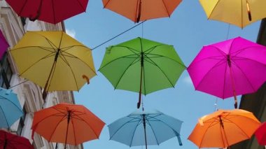 Renkli şemsiyelerin altında yürümek. Aşağıdan yukarıya doğru. Yavaş çekim görüntüleri