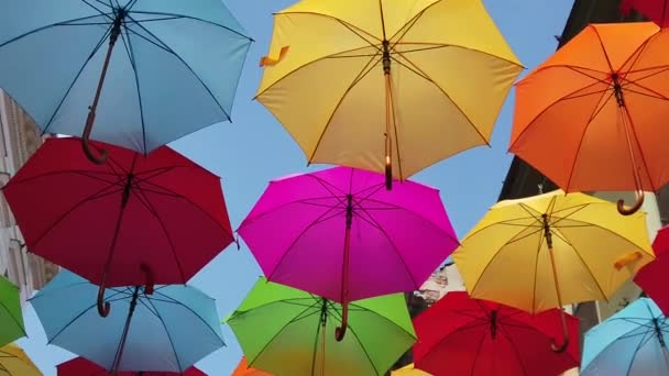 Gehen Unter Bunten Regenschirmen Ansicht Von Unten Nach Oben Zeitlupenaufnahmen — Stockvideo