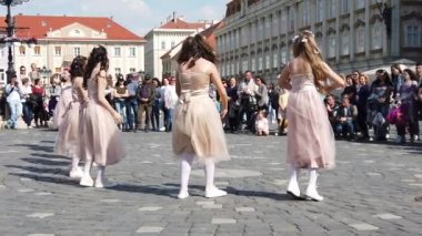 TIMISOARA, ROMANIA - 19 Nisan 2019: Union Square, TIMFLORALIS Uluslararası Çiçek Festivali 'nde bir grup genç bale yapıyor