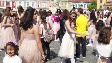 TIMISOARA, ROMANIA - 19 Nisan 2019: Union Square, TIMFLORALIS Uluslararası Çiçek Festivali 'nde bir grup genç bale yapıyor