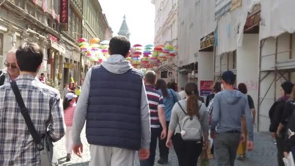 Timisoara Romania 2019年4月19日 胜利广场 Timfloralis国际花卉节 不同种族的人在彩色雨伞下行走 慢镜头 — 图库视频影像