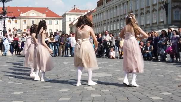 Timisoara Romania Abril 2019 Union Square Grupo Niños Pequeños Está — Vídeo de stock