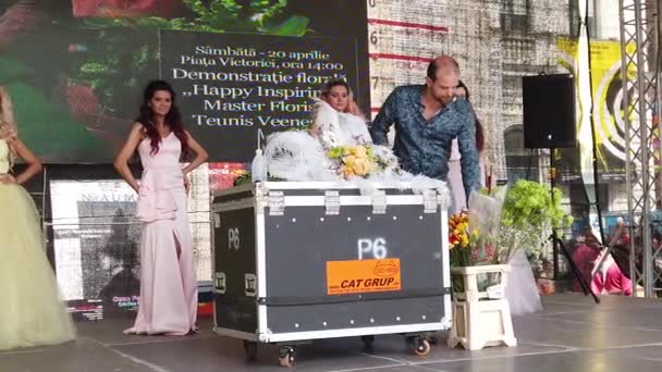 Timisoara Romania 2019年4月21日 Timflalis国際フラワーフェスティバル オランダの花屋はステージ上で花の手配を実証します スローモーション映像 — ストック動画