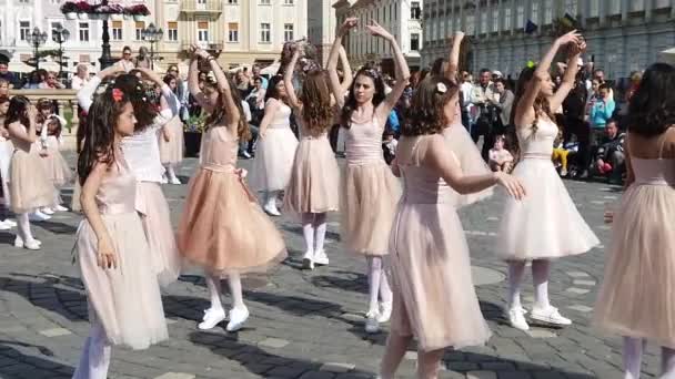Timisoara Roemenië April 2019 Union Square Een Groep Jonge Kinderen — Stockvideo