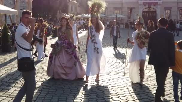 Timisoara Romania April 2019 Timfloralis International Flower Festival 模特们穿着神话人物的衣服在街上走着 慢镜头 — 图库视频影像