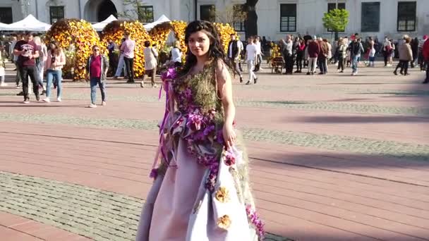 Timisoara Romania 2019年4月19日 胜利广场 Timfloralis国际花卉节 节日的女王穿着花衣在街上走着 慢镜头 — 图库视频影像